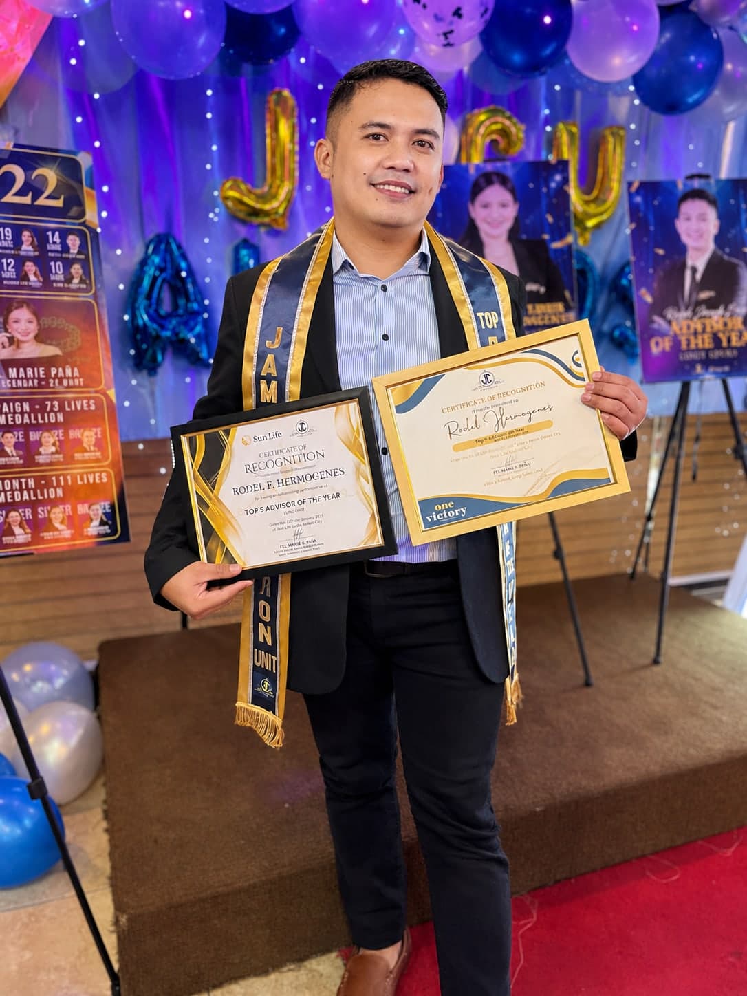 Rodel Hermogenes holding his Top 5 Advisor of the Year certificate at a Sun Life awards night